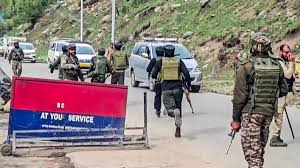 पहलगाम में आतंकी हमले के बाद कश्मीर में हाईवे जाम, सुरक्षा बलों ने स्थिति पर काबू पाया